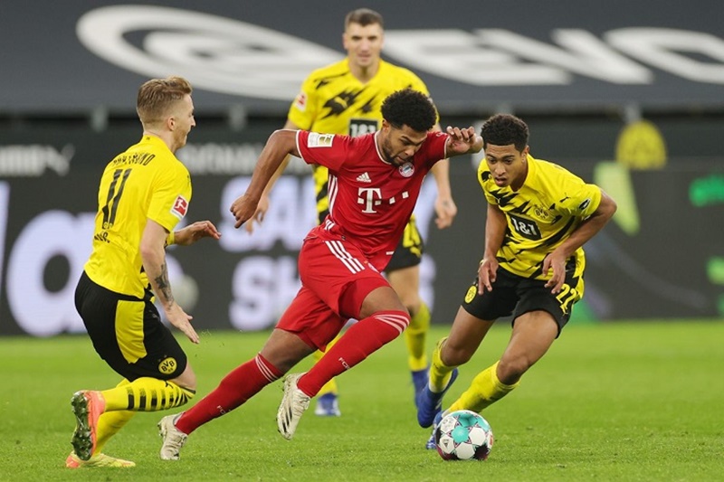 Gnabry trong vòng vây cầu thủ Dortmund