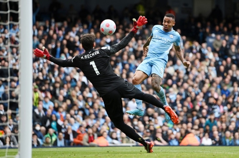 Jesus giúp Man City vượt lên