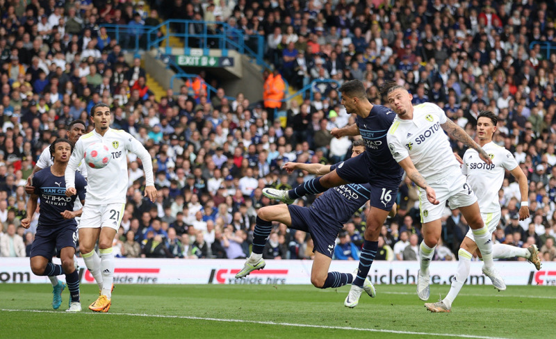 Rodri đánh đầu mở tỷ số trước Leeds United