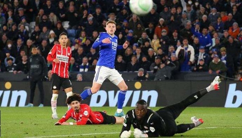 Leicester chưa thể đánh bại PSV