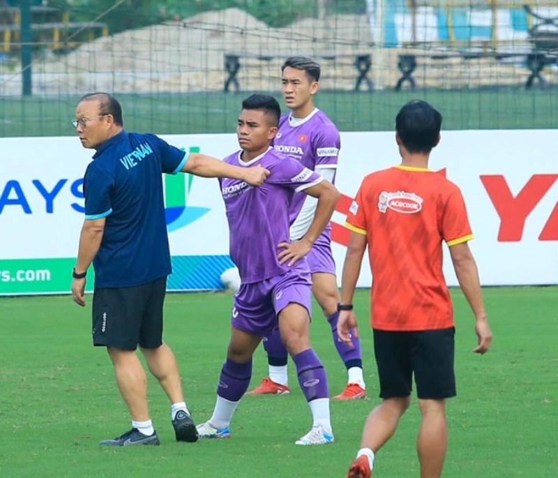 Thầy Park túm áo Hồ Thanh Minh