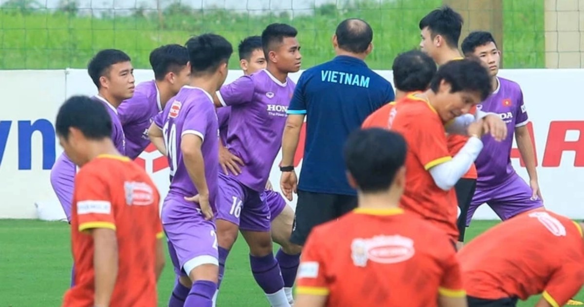 Khoảnh khắc quá đáng yêu của HLV Park Hang-seo với U23 Việt Nam