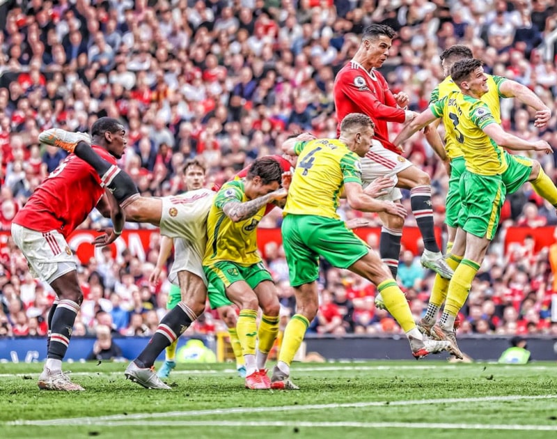 Tình huống Harry Maguire đạp vào đầu Pogba