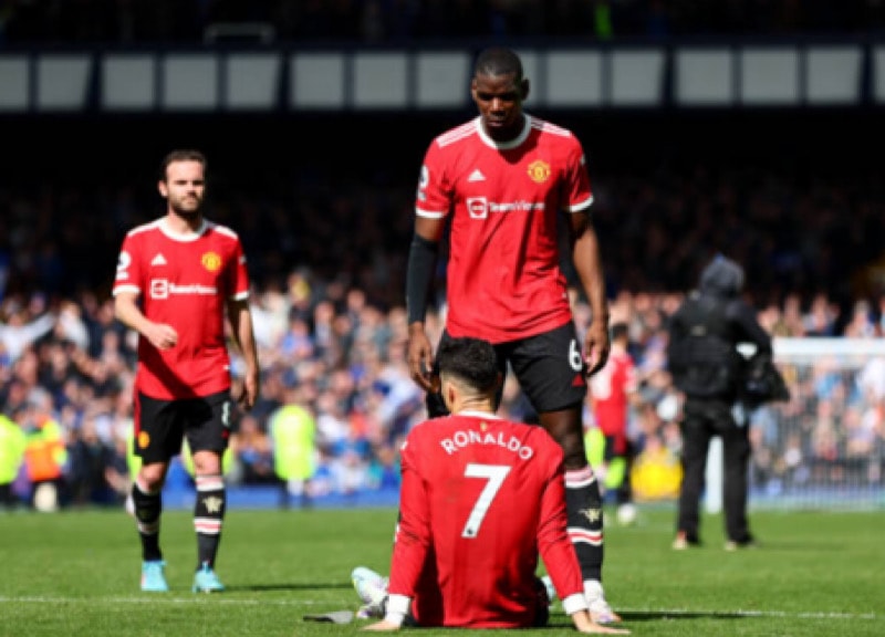 Siêu sao người Bồ Đào Nha ngồi xuống sân sau khi trận đấu với Everton kết thúc