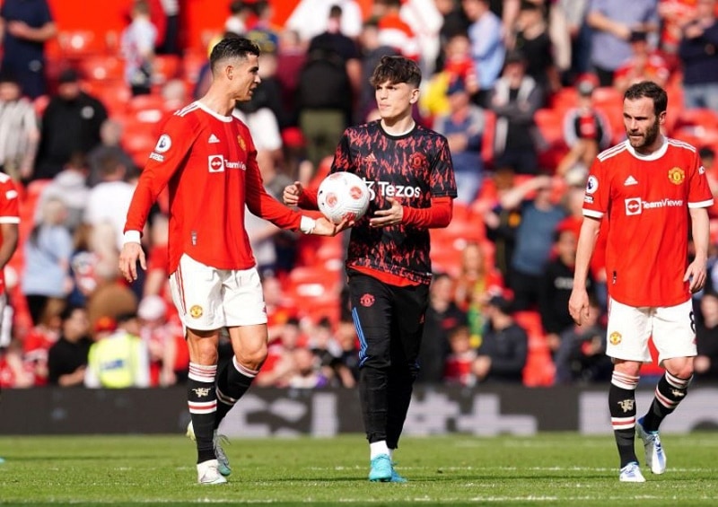 Ronaldo tặng quà cho Garnacho