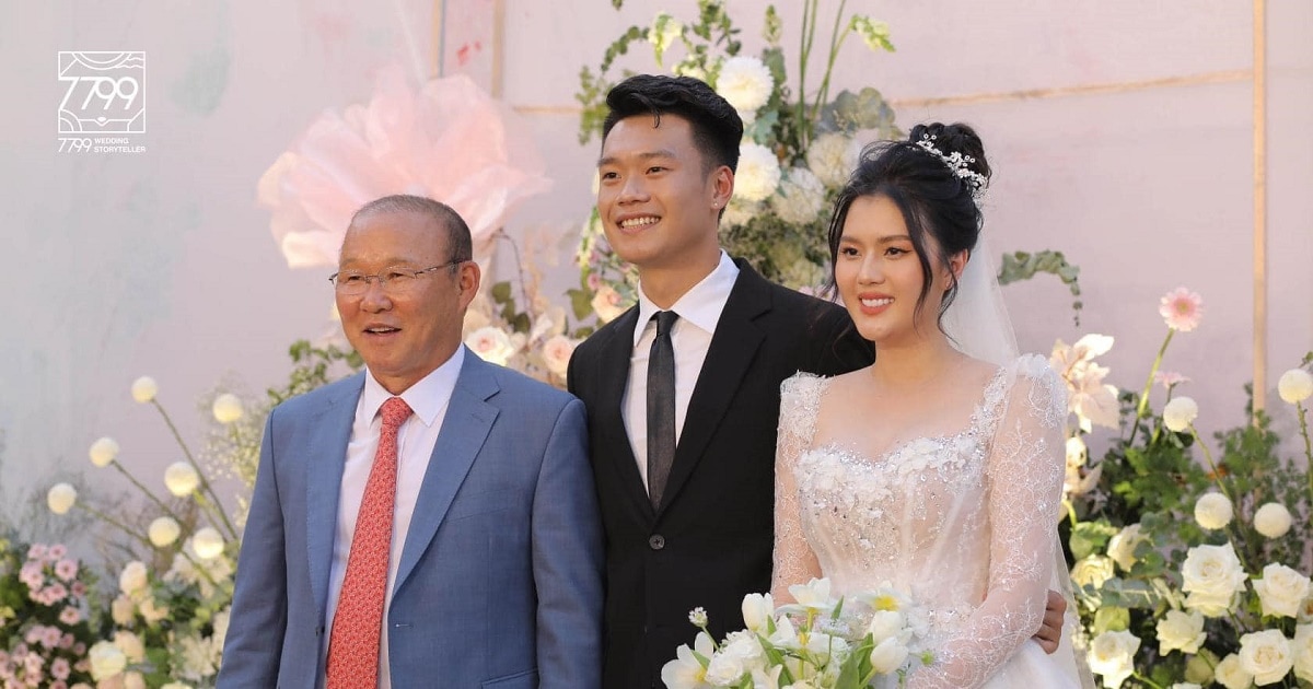 HLV Park Hang-seo dự lễ cưới Thành Chung, CĐV phát sốt với sự xuất hiện của "nam thần" Văn Hậu