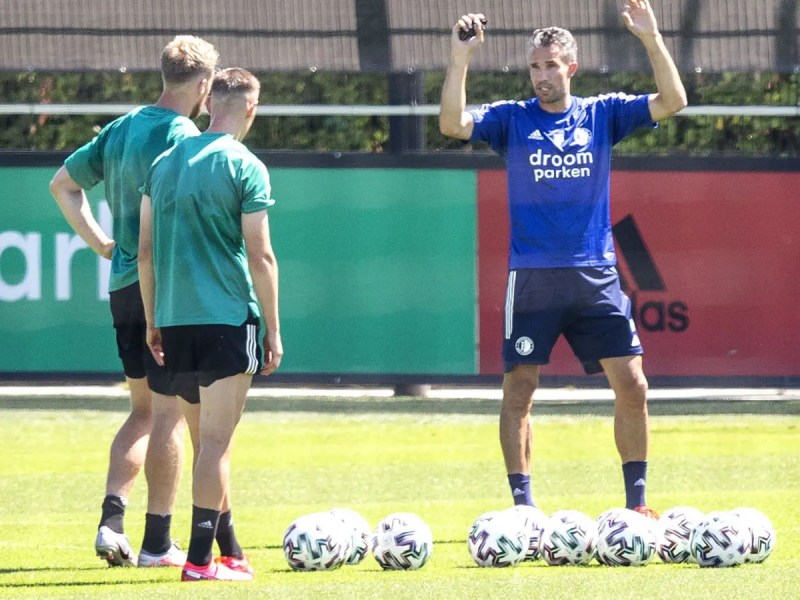 Van Persie hiện tại đang làm trợ lý HLV tại CLB Feyenoord