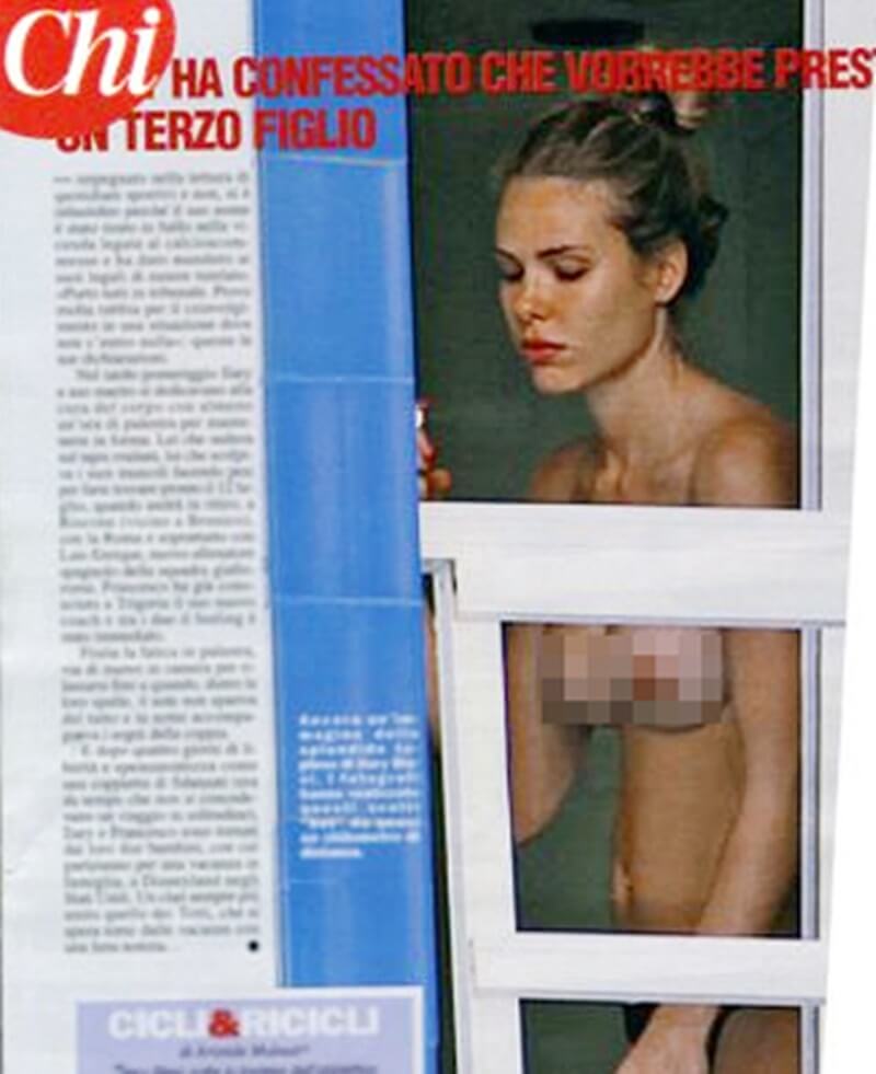 Hình ảnh nude bị tay săn ảnh chụp lại của Ilary Blasi, bà xã Totti