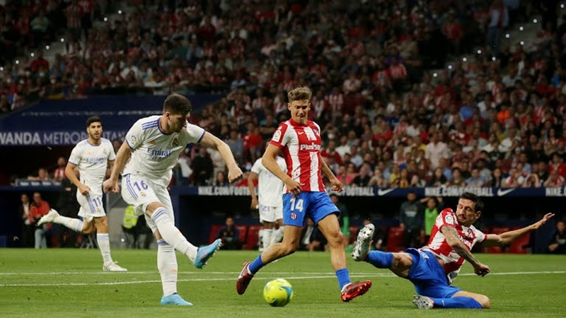 Kết quả Atletico vs Real Madrid (2h ngày 9/5) - Federico Valverde được HLV Ancelotti tung vào sân hòng tìm kiếm bàn gỡ.