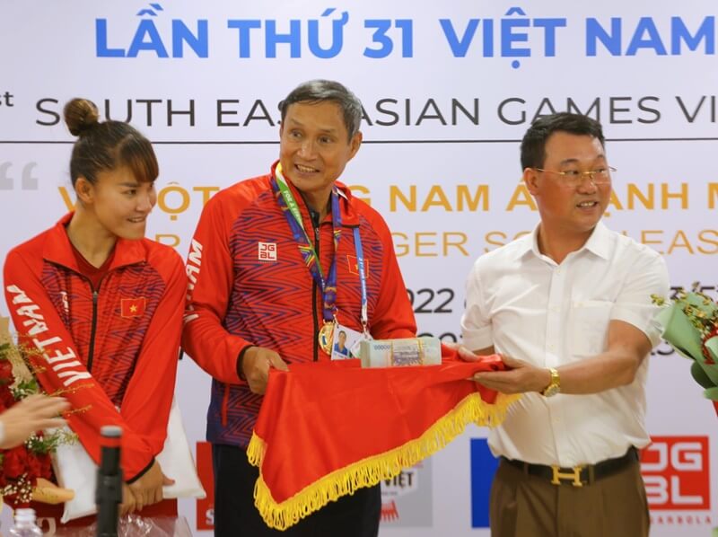 Đội nữ Việt Nam nhận tiền thưởng khủng