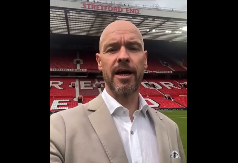 Ten Hag chào hỏi CĐV Man Utd