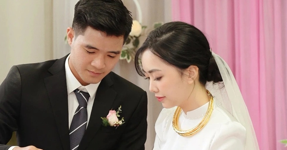 Màn cầu hôn của Đức Chinh với Hà Trang: Xúc động khoảnh khắc “vua hài” cũng phải rơi lệ!