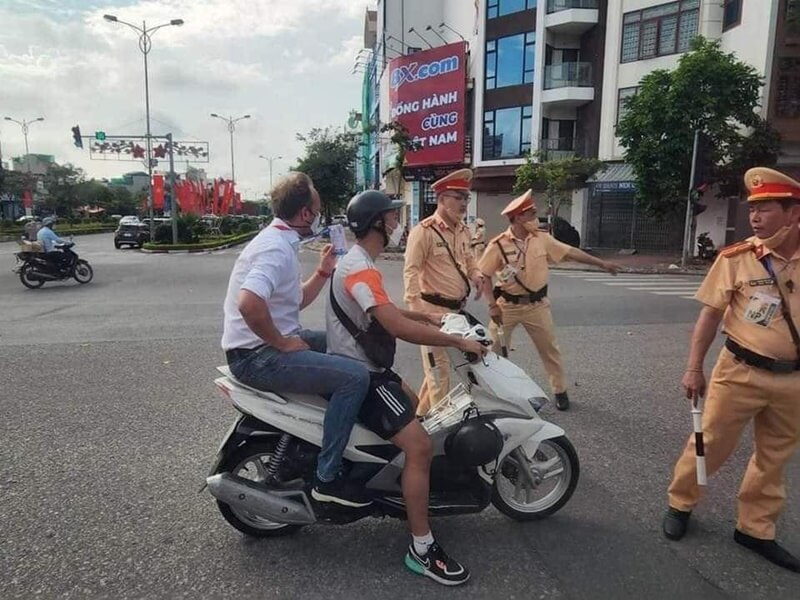 HLV U23 Thái Lan bị cảnh sát giao thông bắt