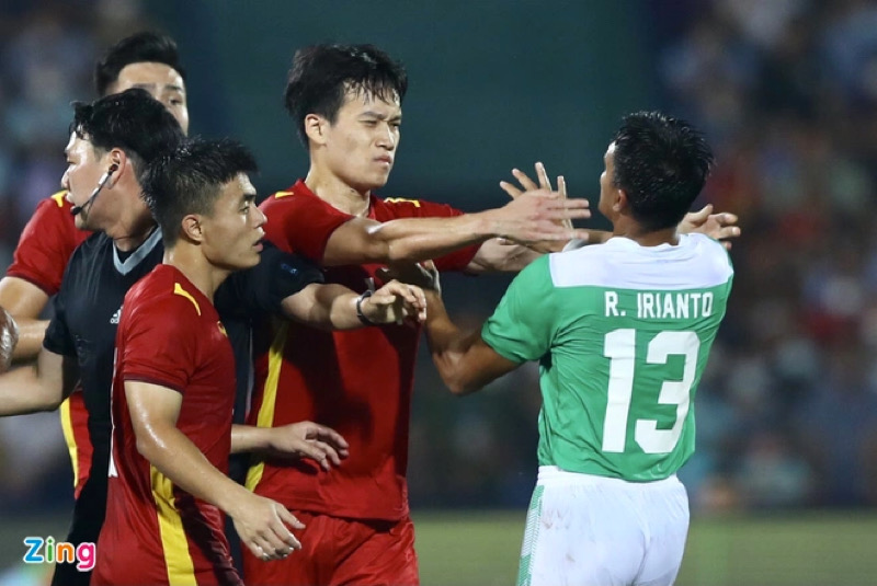 Các tuyển thủ U23 Việt Nam phản ứng dữ dội với hành vi của Irianto. Ảnh: Zing