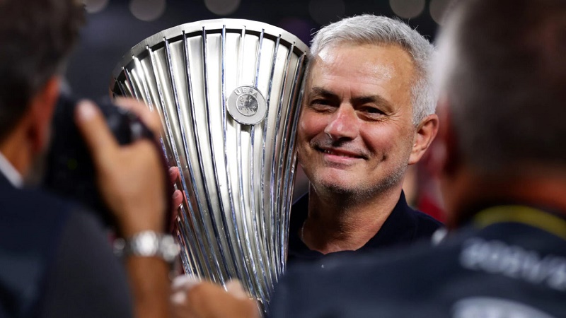 Mourinho hạnh phúc với danh hiệu Conference League
