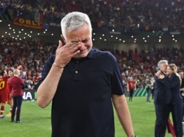 Mourinho bậy khóc