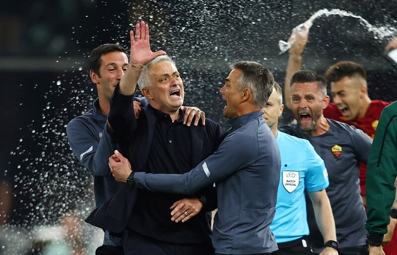 Mourinho ăn mừng chiến thắng