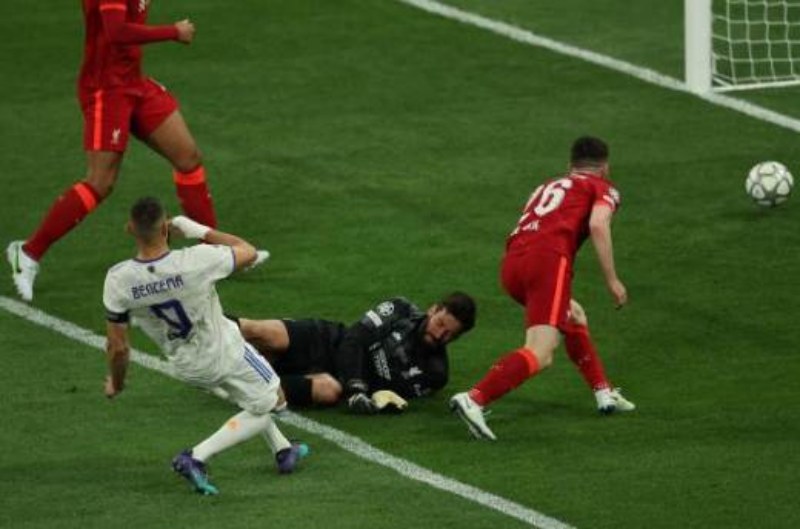 Karim Benzema sút tung lưới Real