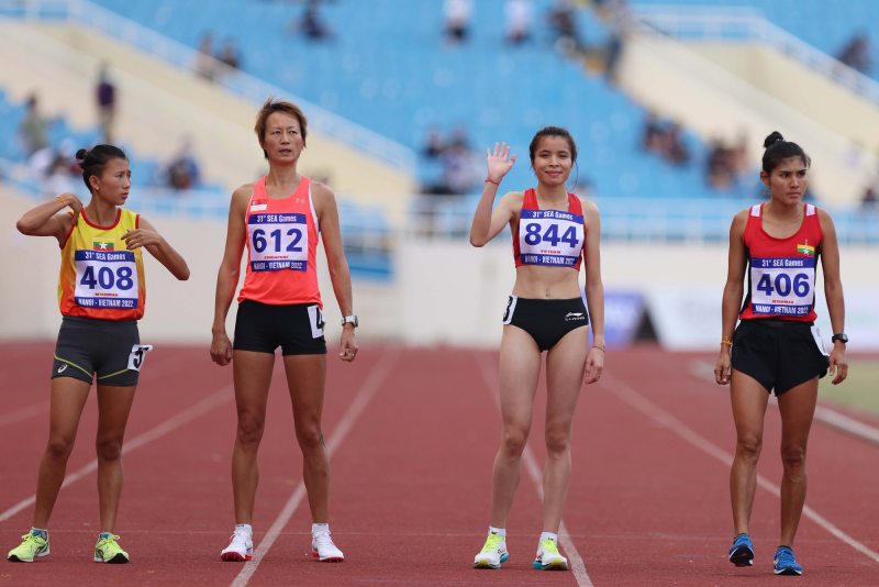 Lò Thị Thanh (thứ 2 từ phải qua) tham gia đường chạy 10.000m nữ SEA Games 31