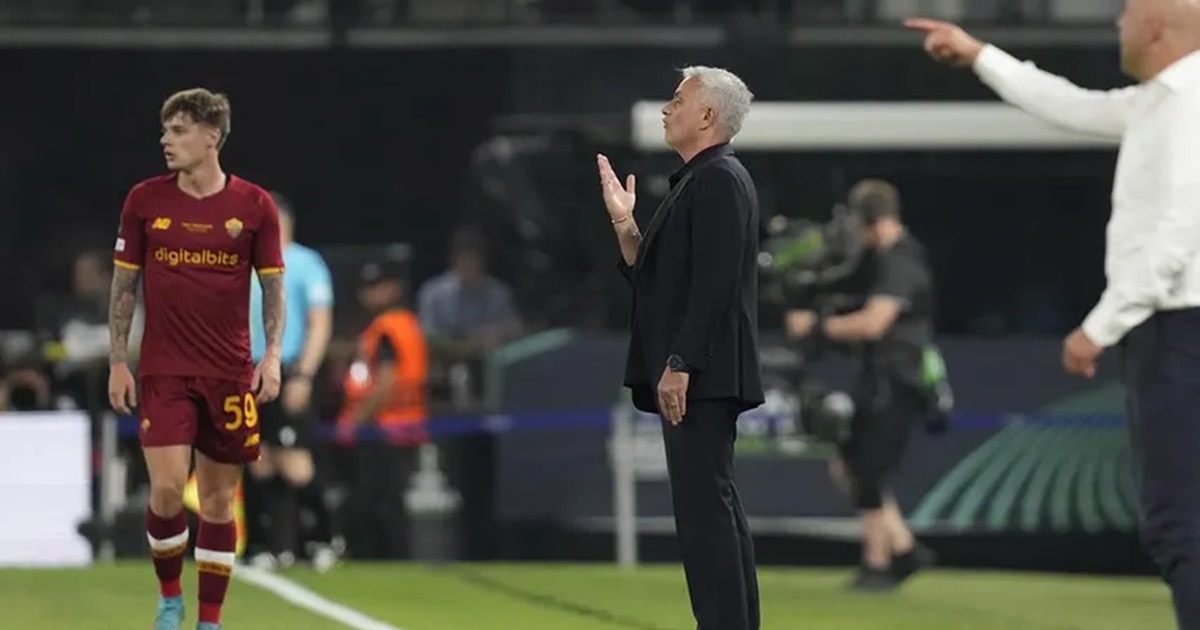 Khoảnh khắc 'tâm bất biến' của Jose Mourinho ở chung kết Europa Conference League