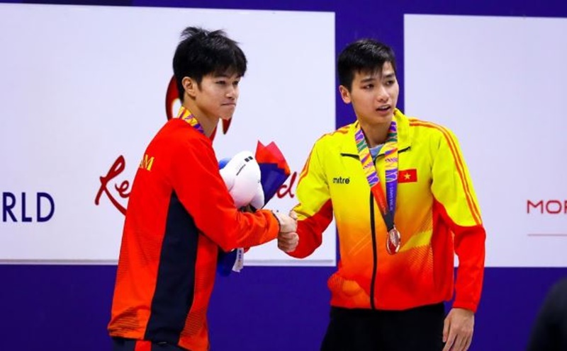Nguyễn Hữu Kim Sơn (áo vàng) là thành viên sinh năm 2002 và từng giành HCV SEA Games 