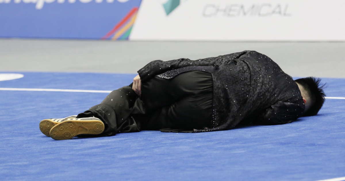 SỐC: Đang thi đấu, vận động viên Việt Nam ngã ra sàn bất tỉnh tại SEA Games 31