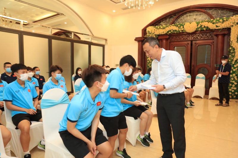 Quyền Chủ tịch Trần Quốc Tuấn tặng quà động viên đội tuyển nữ Việt Nam