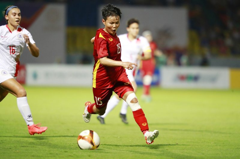 Bích Thùy rất nỗ lực nhưng nữ Philippines theo sát các cầu thủ Việt Nam