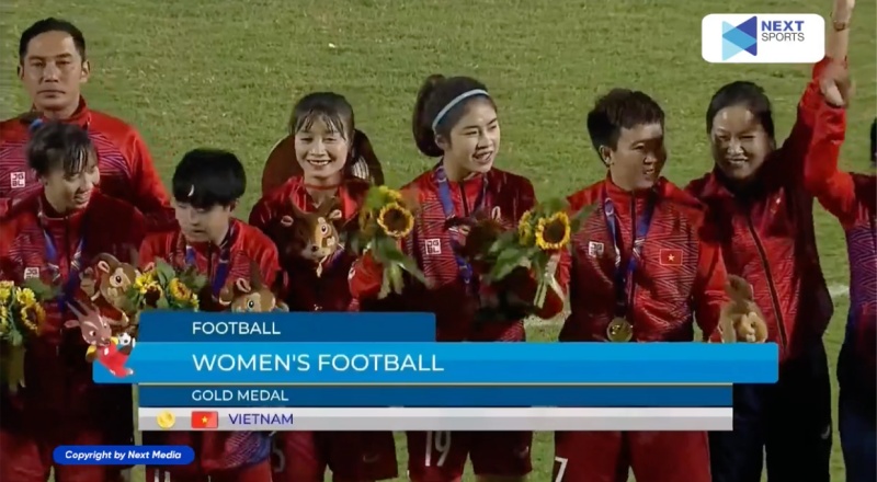 Nụ cười rạng rỡ của các cô gái vàng bóng đá Việt