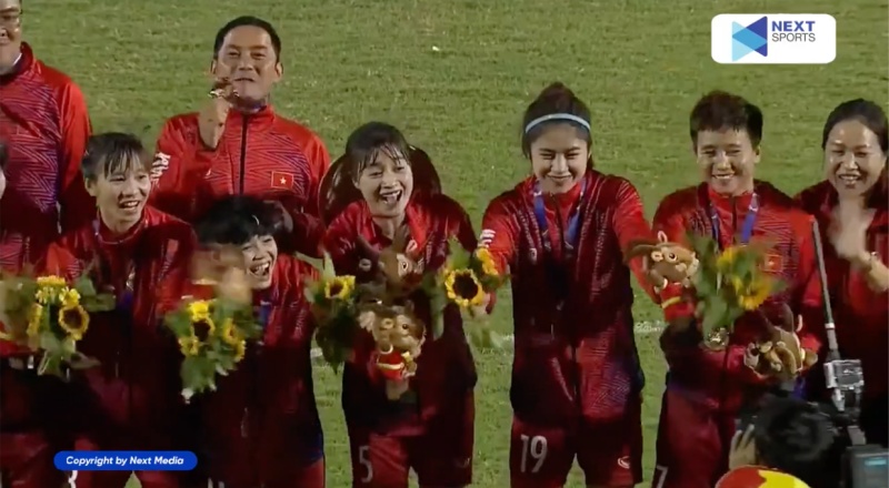 Nụ cười rạng rỡ của các cô gái vàng bóng đá Việt
