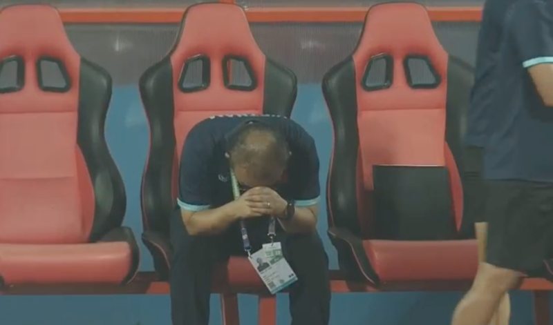 HLV Park Hang-seo gục xuống vì căng thẳng sau chiến thắng của U23 Việt Nam