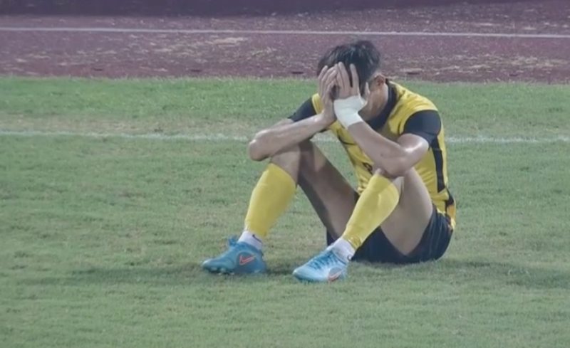 Cầu thủ U23 Malaysia ôm mặt khóc tức tưởi 