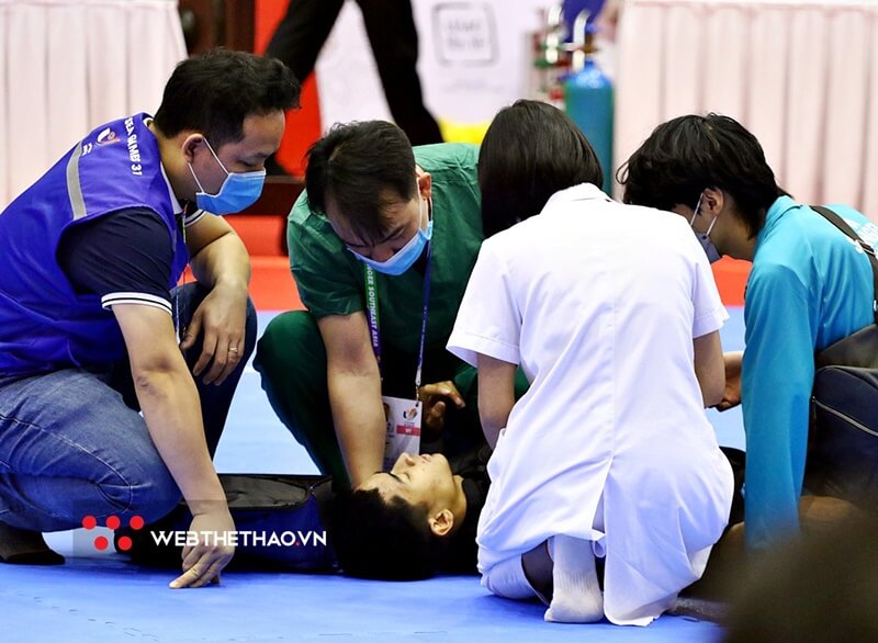 Diễn biến kinh hoàng ở SEA Games 31: Tuyển thủ Malaysia nằm thẳng cẳng trên sàn (Ảnh: webthethao)
