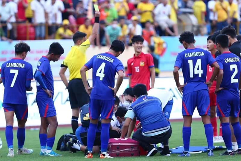 Bác sỹ vào sân chăm sóc sao U23 Campuchia