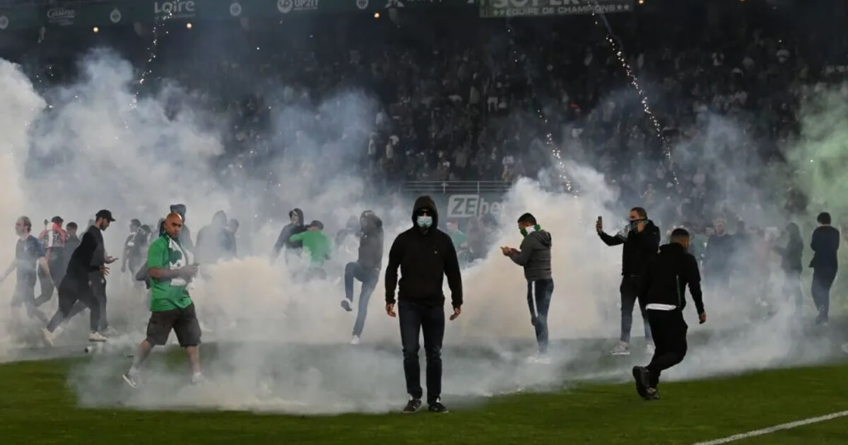 Rớt hạng Ligue 1, CĐV tấn công cầu thủ không thương tiếc