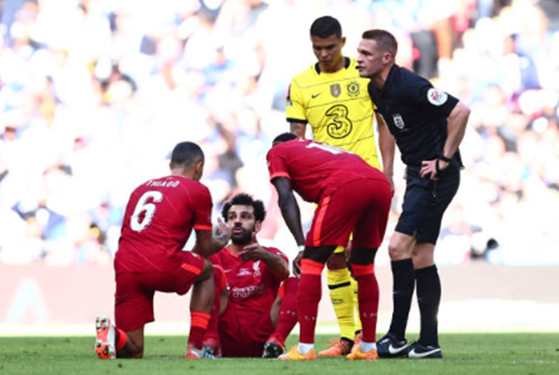Salah chấn thương rời sân