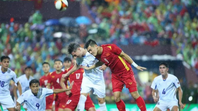 Khán giả đội mưa theo dõi U23 Việt Nam thi đấu