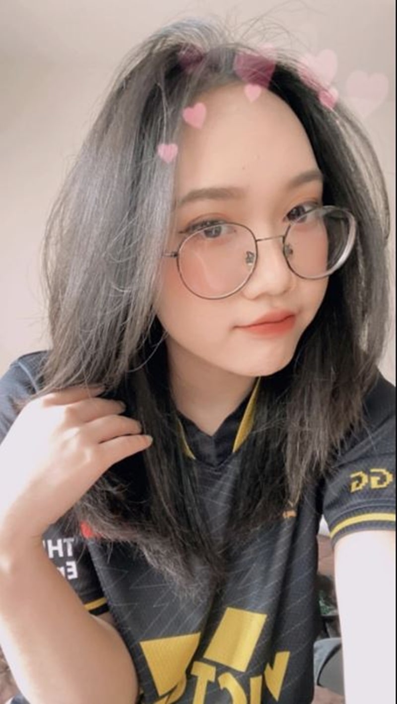 Mirah - Tạ Thị Hà Trang cô nàng xinh đẹp và đánh AD giỏi trong đội hình của mình