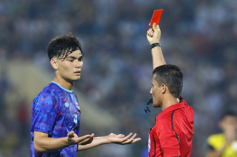 Tấm thẻ đỏ của Jonathan là bước ngoặt của trận đấu