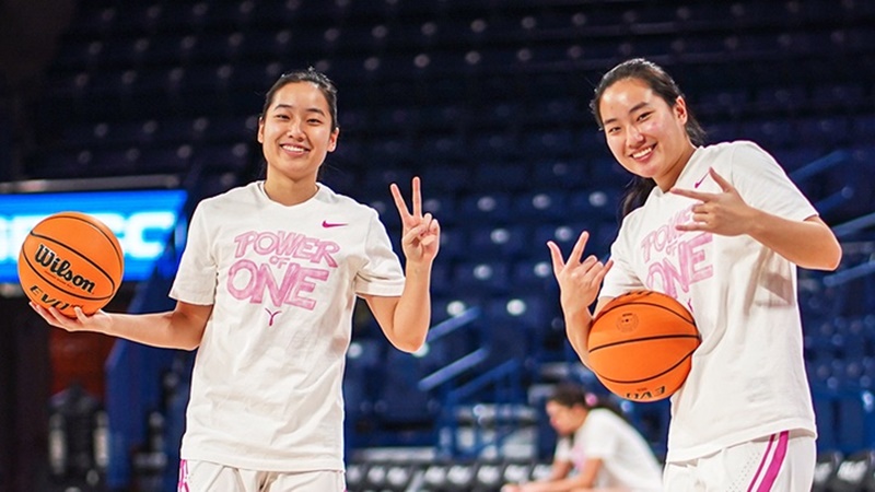 Nụ cười tươi của hai hot girl đội tuyển bóng rổ Việt Nam
