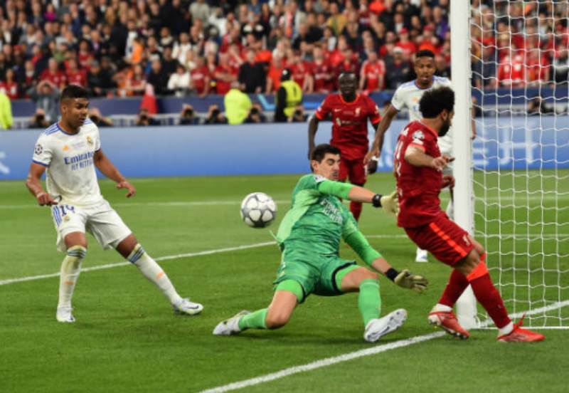 Thibaut Courtois chiến thắng trong mọi pha bóng đối đầu Mohamed Salah