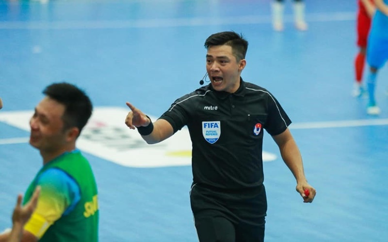 Trọng tài Trương Quốc Dũng chuyên làm việc ở Futsal