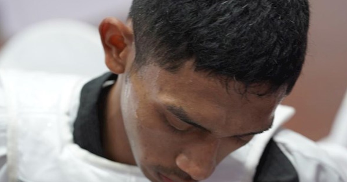 SỐC: Chấn thương bật máu, võ sĩ Timor Leste khóc trên cáng rời võ đài
