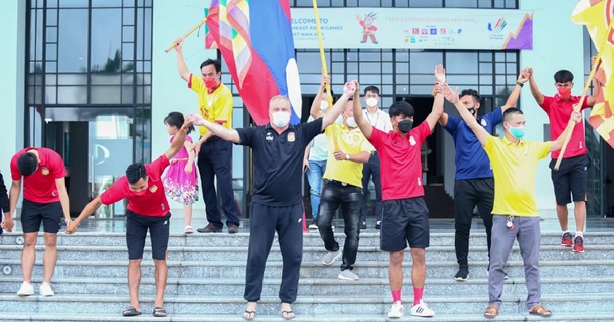 CĐV Nam Định khiến bóng đá Việt Nam nở mày nở mặt