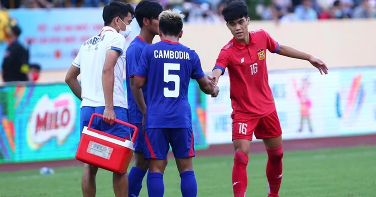 SỐC: Khoảnh khắc sao U23 Campuchia nằm bất động khiến CĐV thót tim