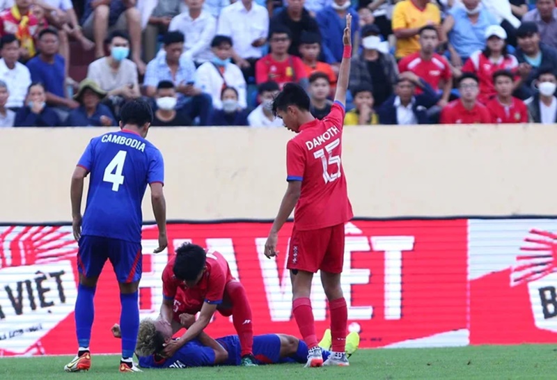 Cầu thủ U23 Lào sơ cứu cho Sokha