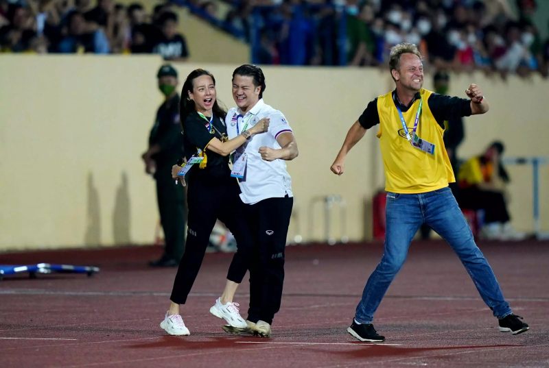 Thành viên ban huấn luyện U23 Thái Lan vui mừng với chiến thắng