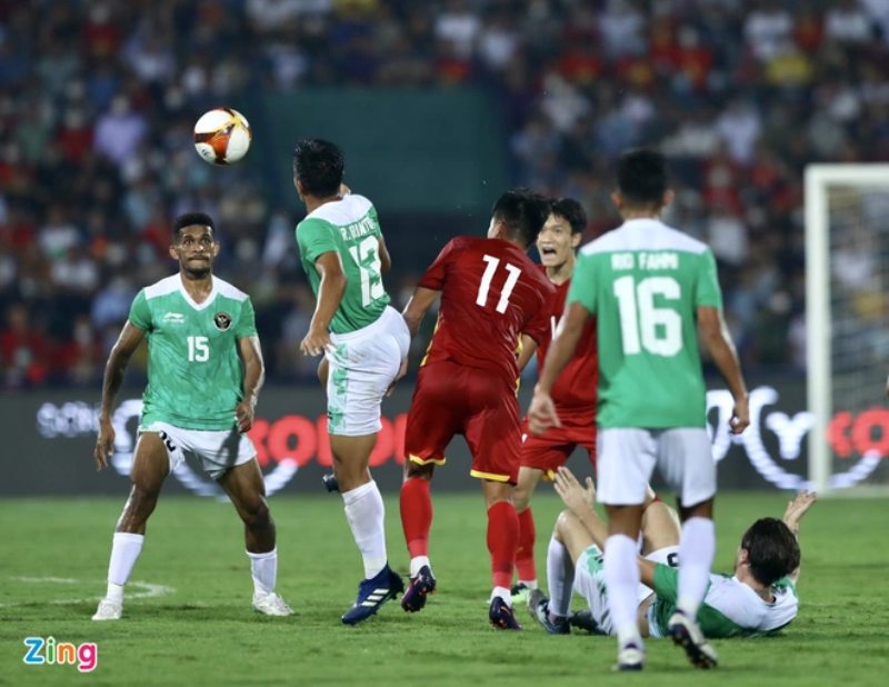 Xô xát xảy ra sau khi số 13 của Indonesia chơi xấu Văn Tùng