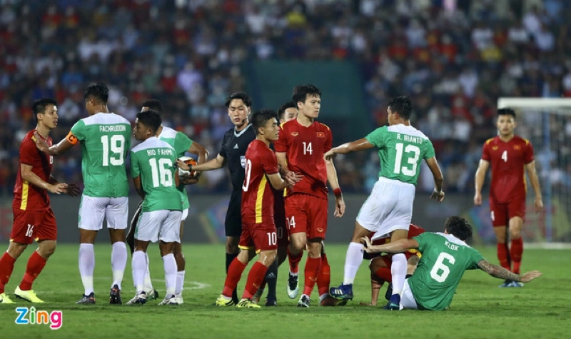 Tình huống va chạm giữa U23 Việt Nam vs U23 Indonesia. Ảnh: Zing