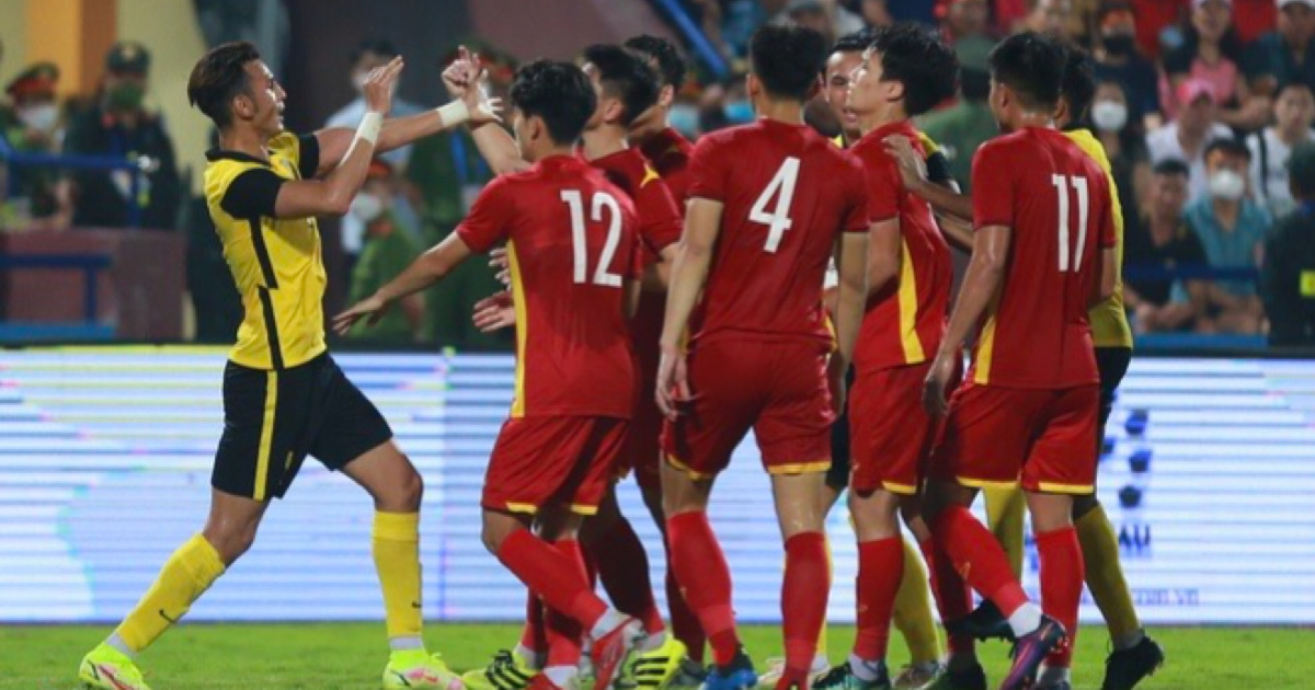SỐC: Cầu thủ U23 Malaysia hẹn Hoàng Đức tẩn nhau ngay trên sân!